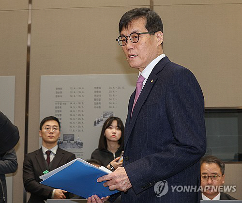 금융통화위원회 참석하는 이창용 한국은행 총재.<연합뉴스>